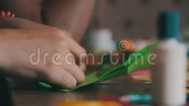 儿童用纸在餐桌上手工制作工艺品